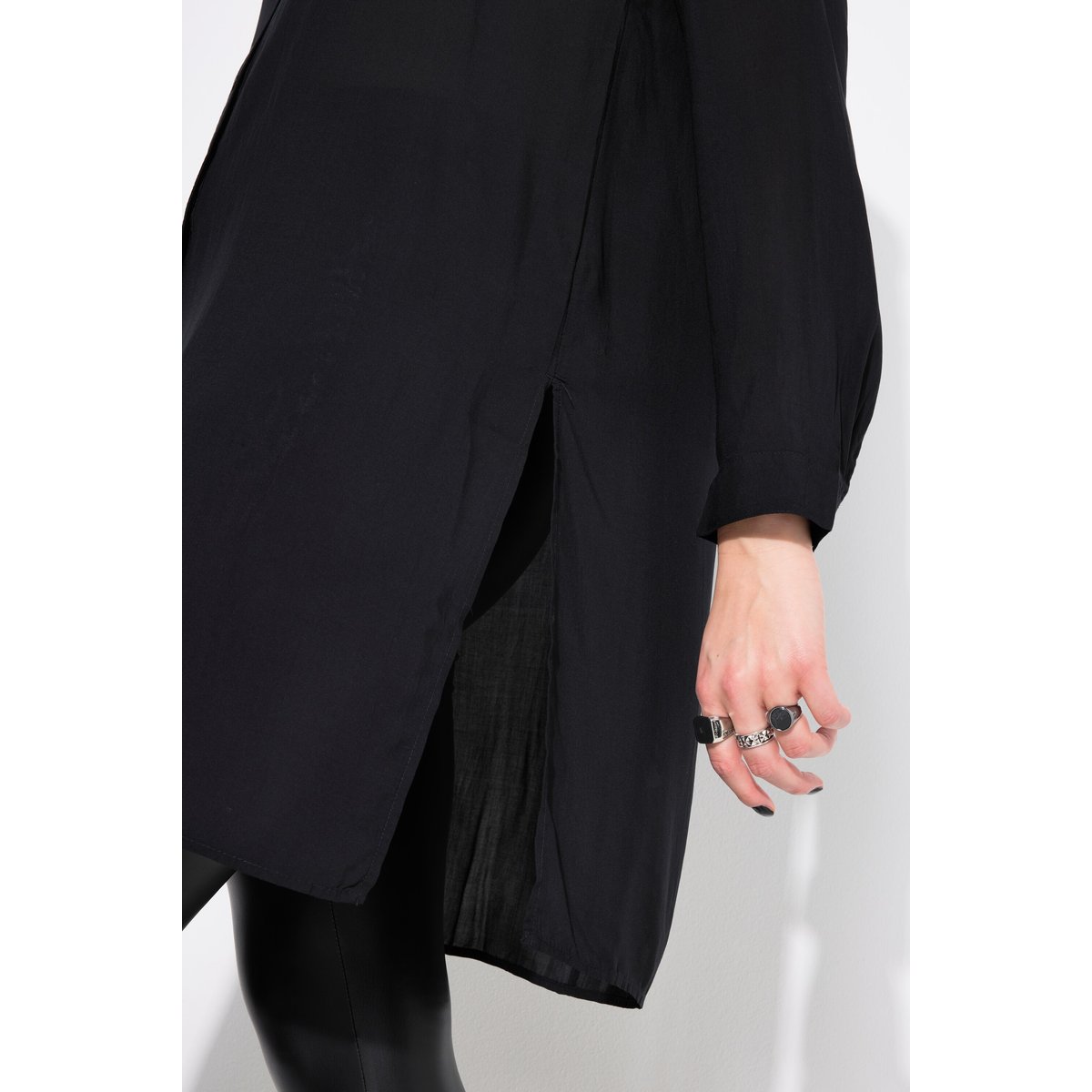 Chemise longue coupe Boxy en modal. Col noir, STUDIO UNTOLD