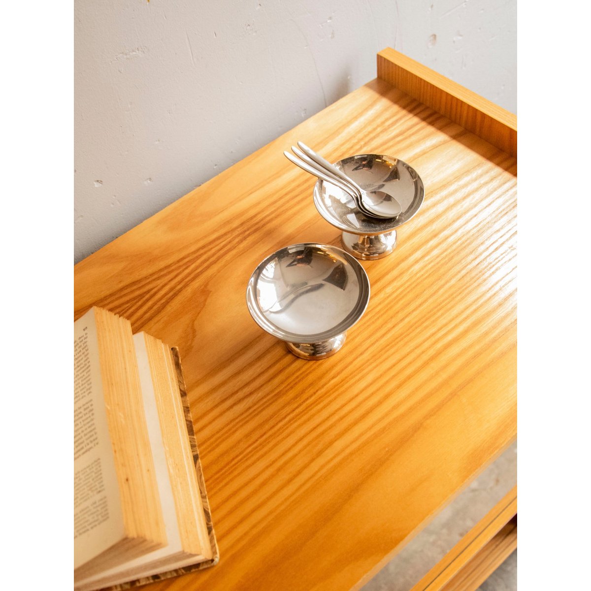 Vitrine aux lignes épurées Victoria N°236 - Bon état bois clair, DEBONGOUT