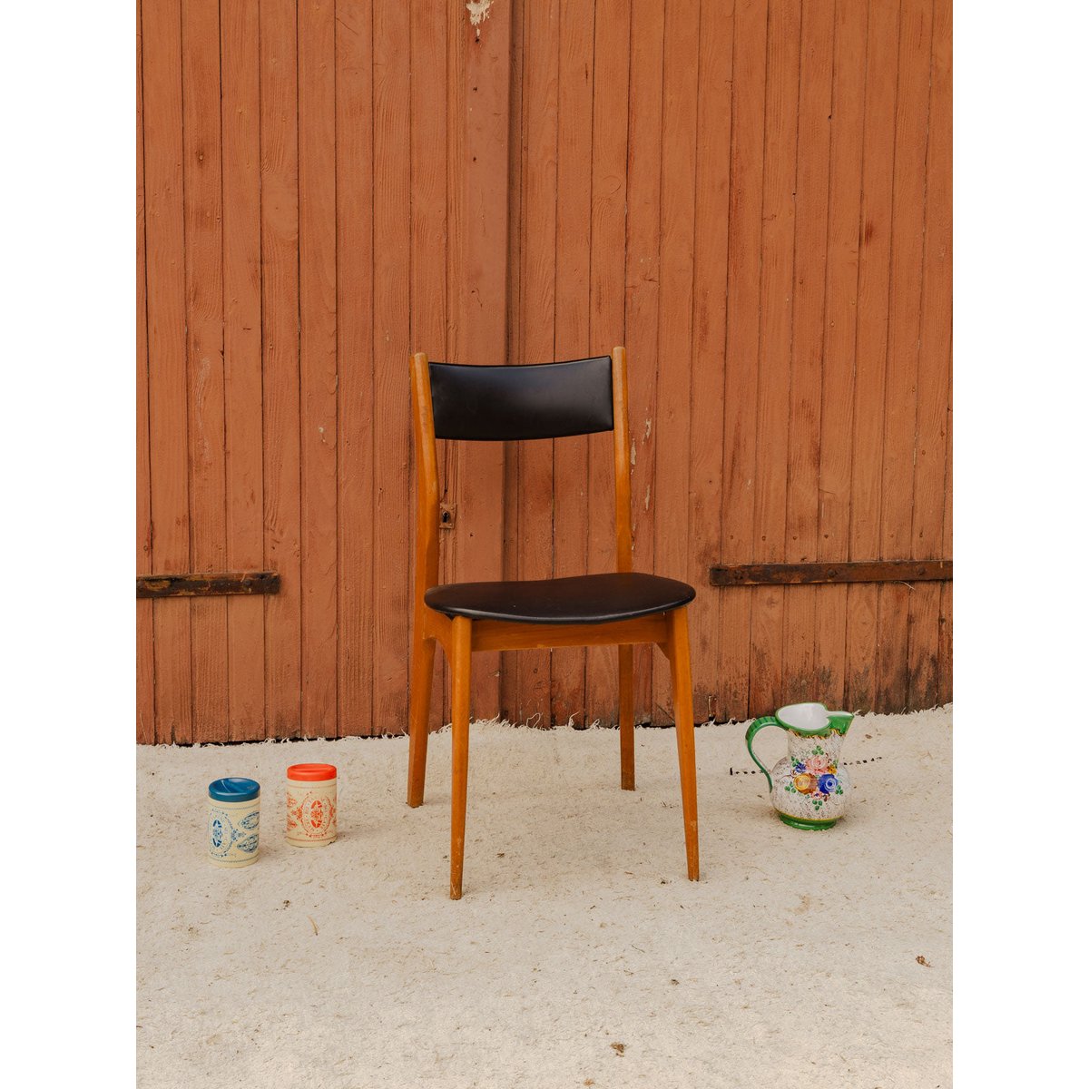 Chaise en bois et cuir noir Alma N°2080 - Bon état bois foncé, DEBONGOUT
