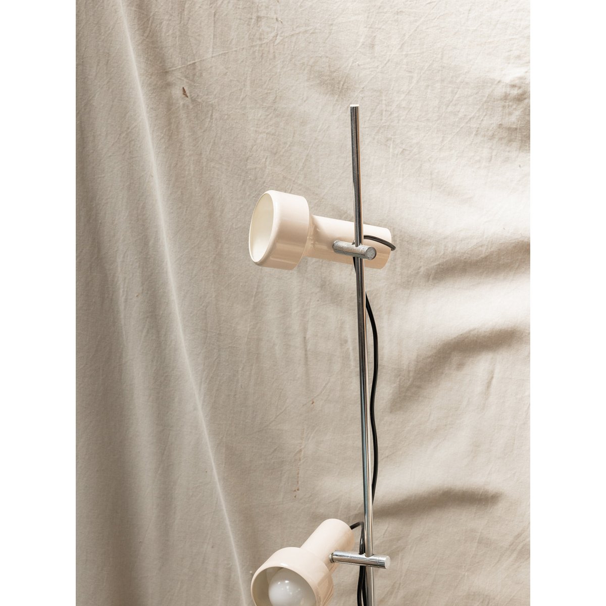 Lampadaire en plastique Julien N°133 - Bon état argenté, DEBONGOUT