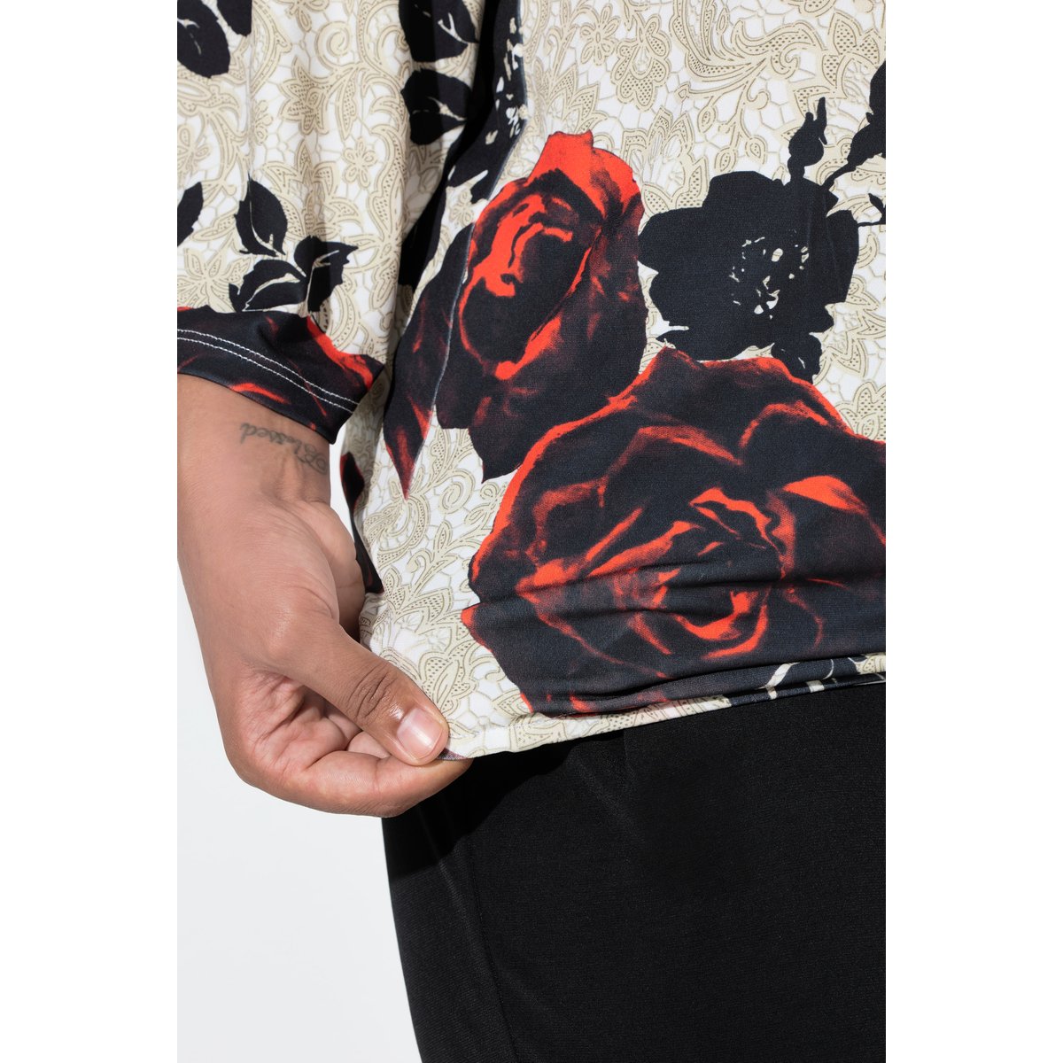 T-shirt à motif roses et effet cache-cœur blanc cassé, ULLA POPKEN
