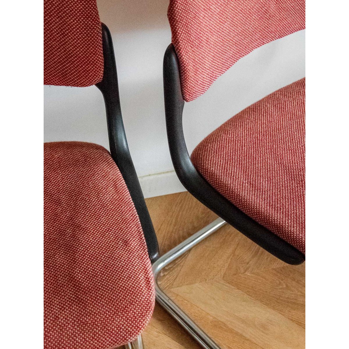 Paire de chaises chromées roses Alma N°1238 - Bon état rose, DEBONGOUT