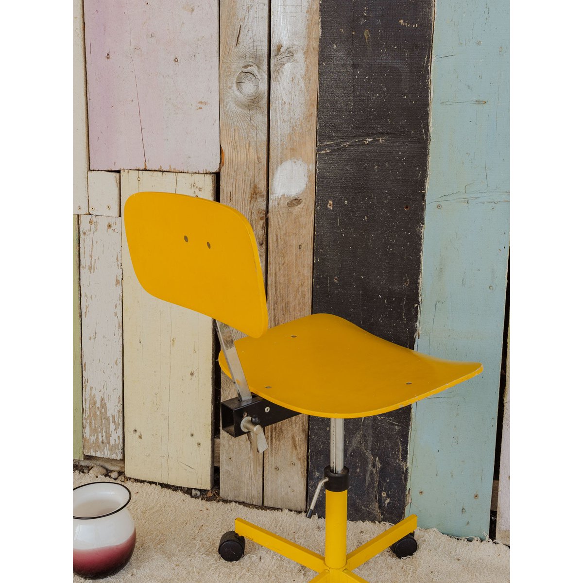 Chaise en bois jaune et chromée Alma N°1696 - Bon état jaune, DEBONGOUT