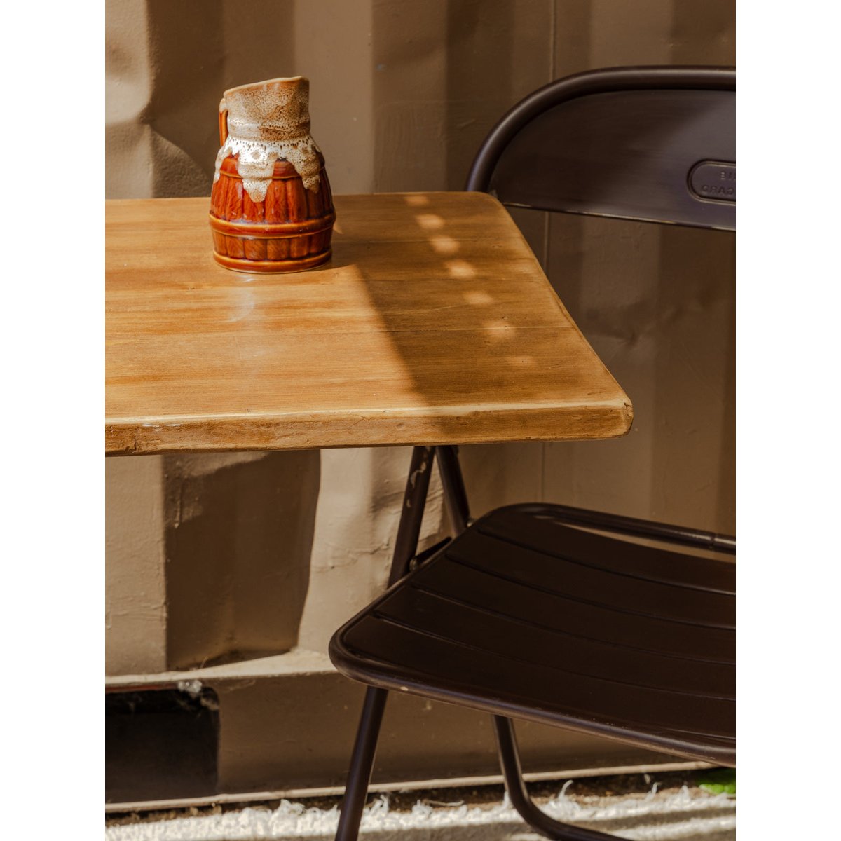 Table à manger bistro en bois et métal noir Denise N°1169 - Bon état bois clair, DEBONGOUT
