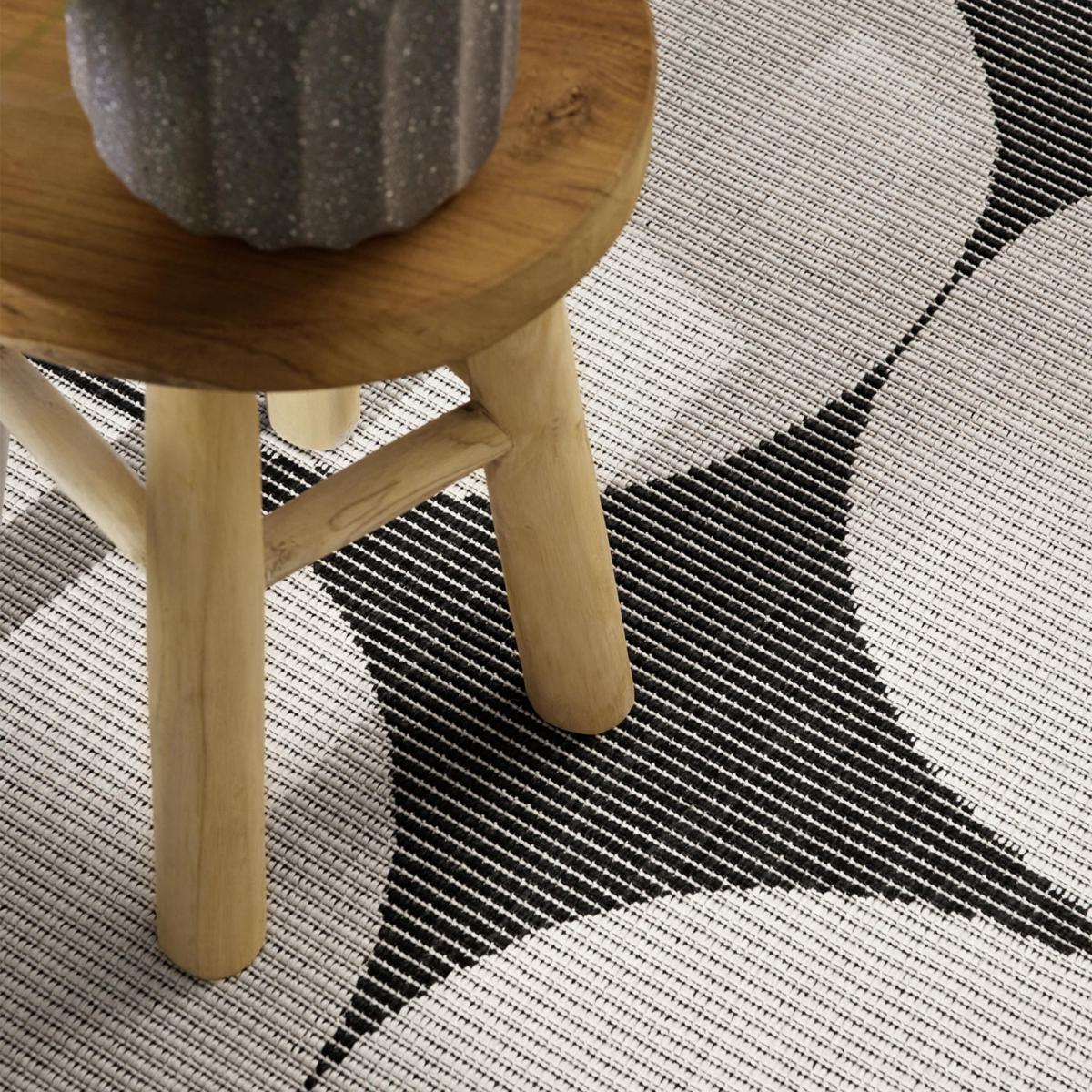 Tapis exterieur kilim géométrique, SVENTI, design authentique blanc, noir, UN AMOUR DE TAPIS