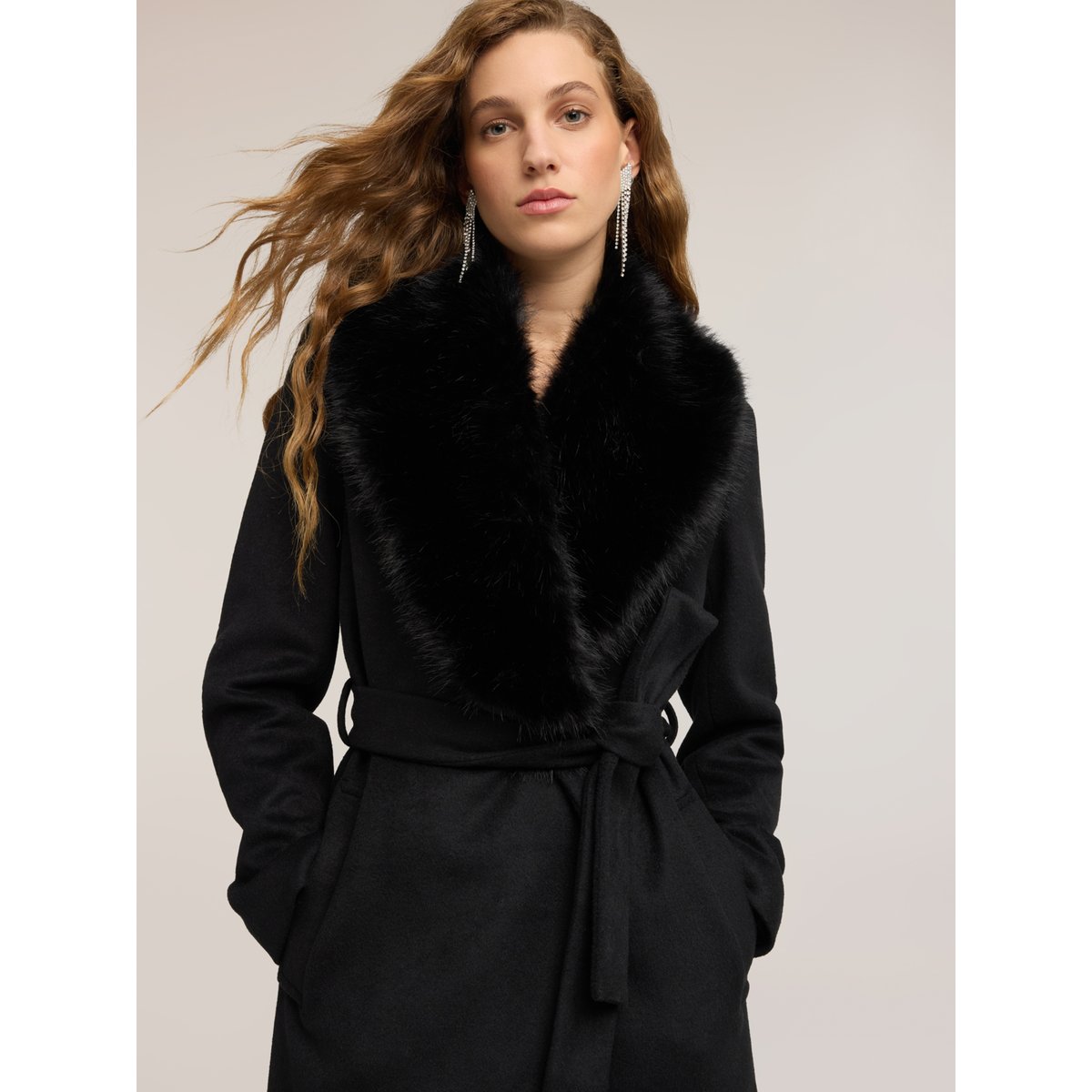 Manteau ceinturé noir, MOTIVI