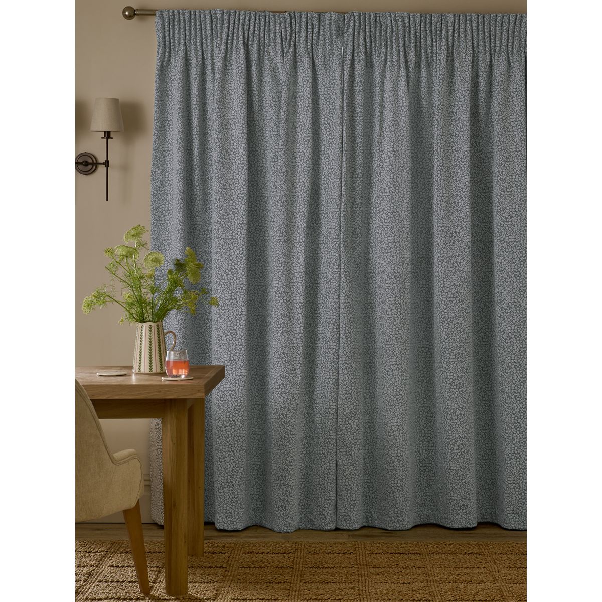 Rideaux doublés en chenille à plis et fleurs bleu, NEXT