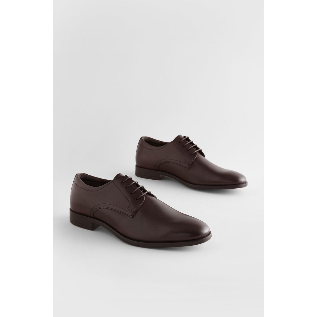 Chaussures derby uni en cuir marron, NEXT