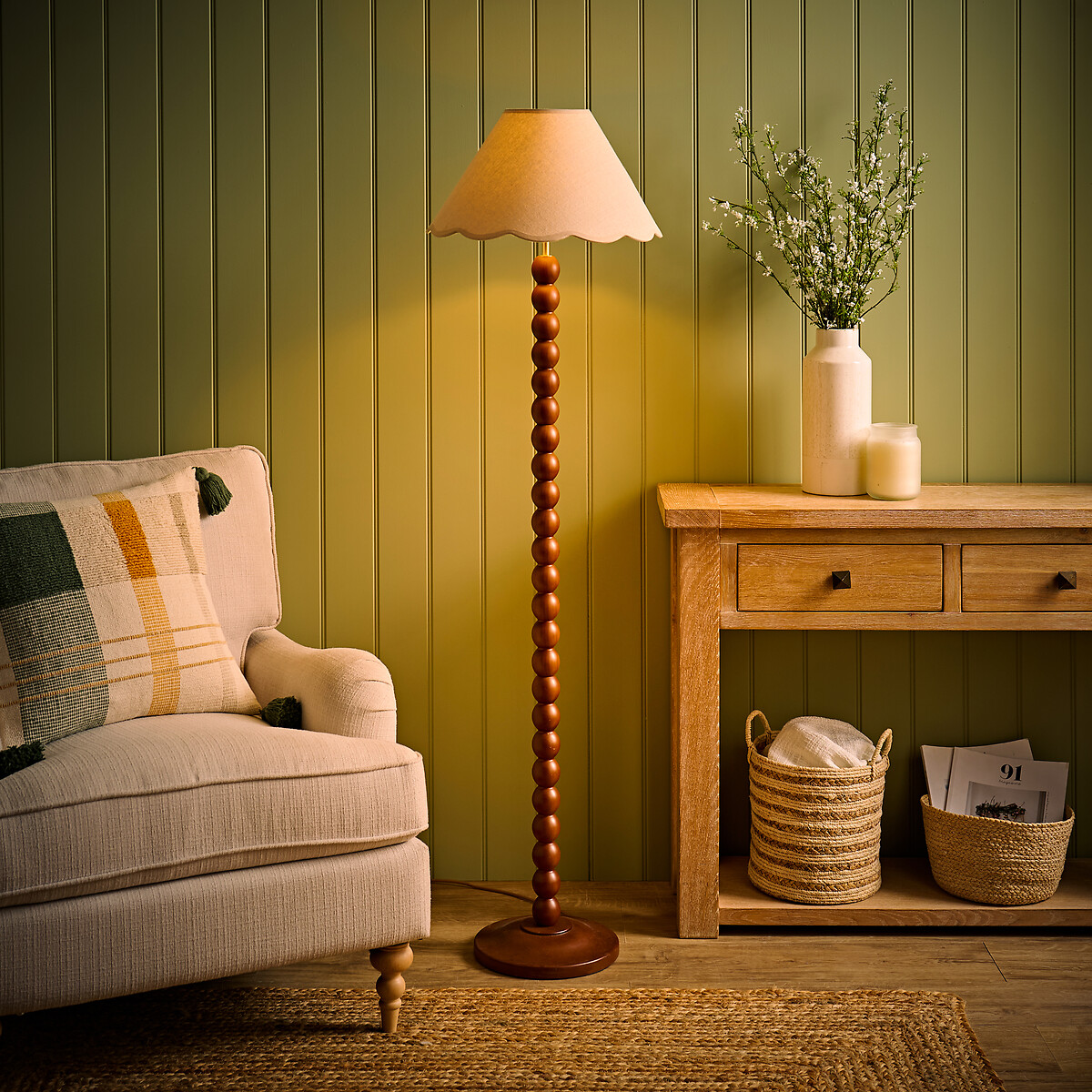 Bobbie Walnut Bobbin Floor Lamp with Scallop Shade natural, SO'HOME