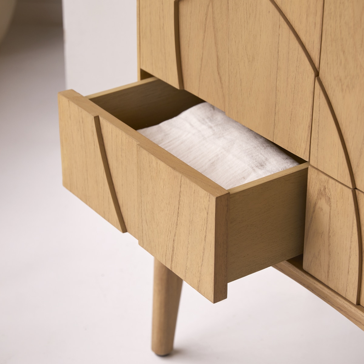 Armoire en Mindi clair massif, OTHO naturel, TIKAMOON