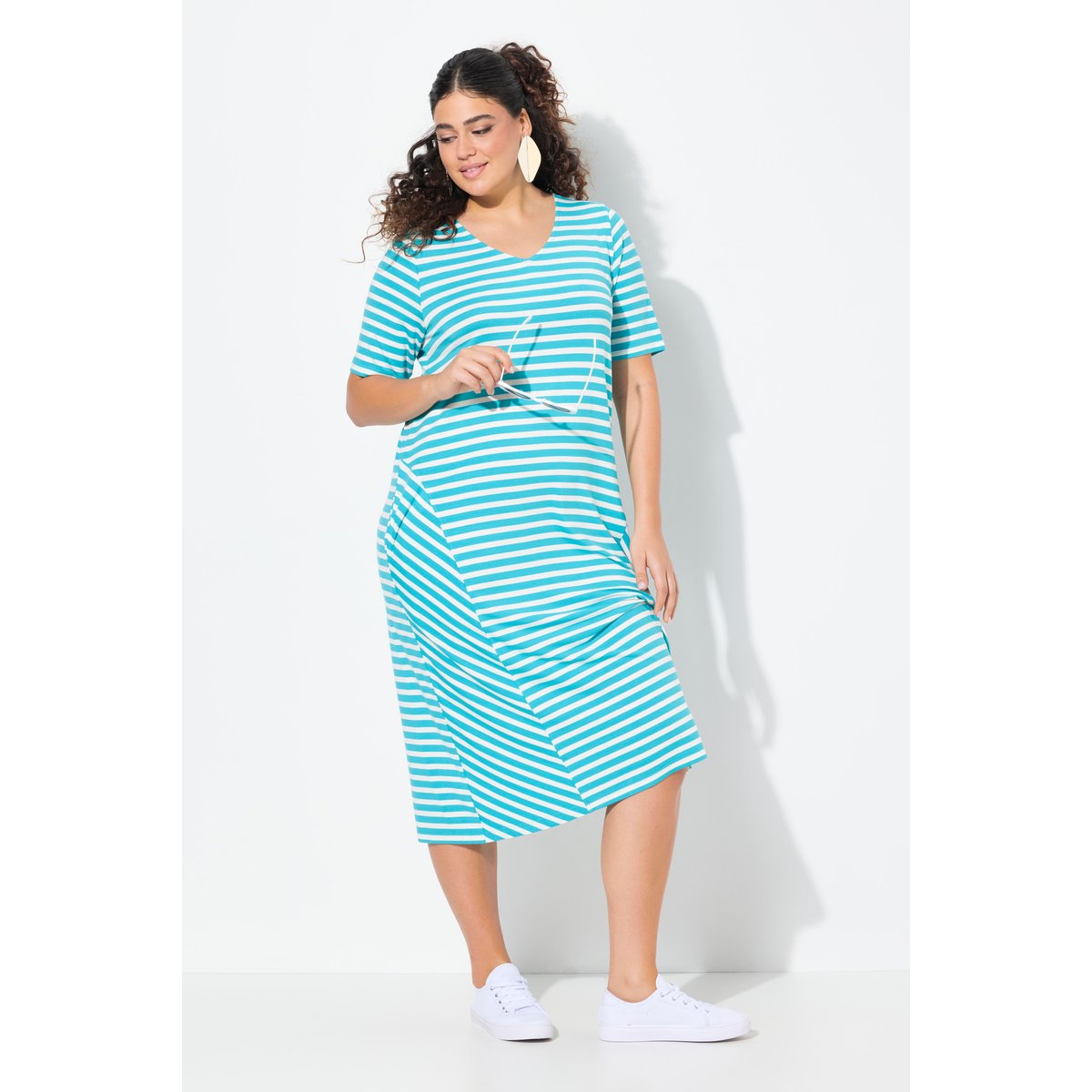 Robe midi à rayures. Décolleté V et manches aqua foncé, ULLA POPKEN