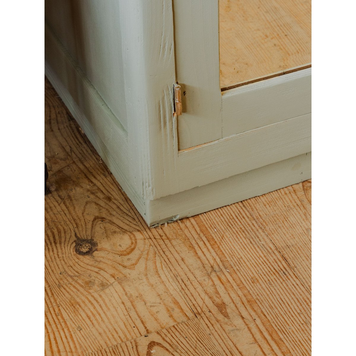 Armoire asymétrique en bois vert Blandine N°471 - Bon état kaki, DEBONGOUT