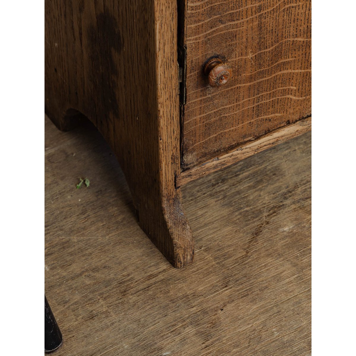 Table de chevet en bois Odile N°1439 - Bon état bois foncé, DEBONGOUT