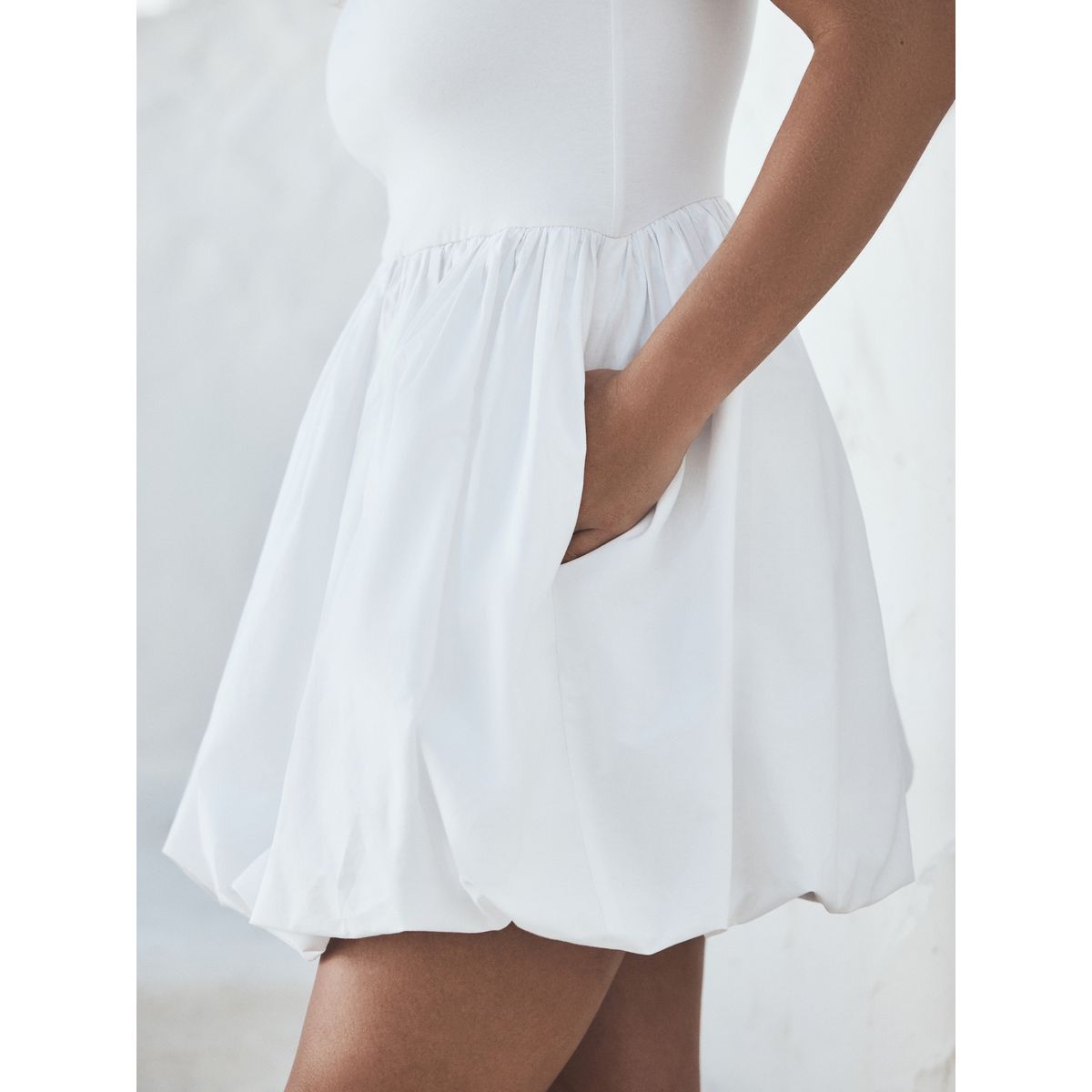 Robe courte à bretelles et ourlet boule blanc, NEXT