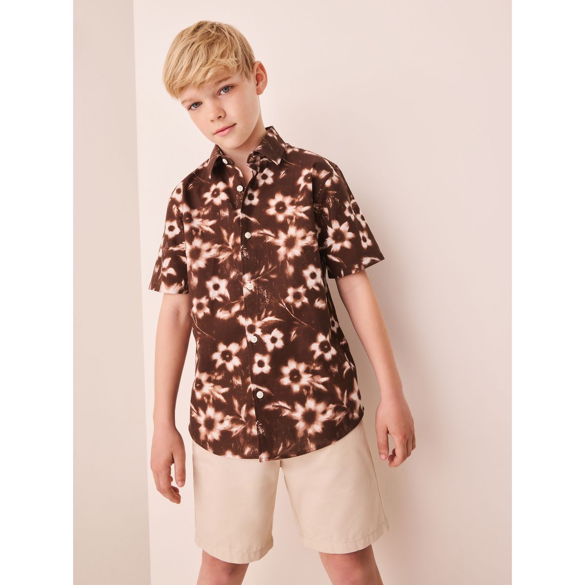 Chemise à manches courtes avec fleurs fleurs imprimées marron chocolat sur toute la surface, NEXT