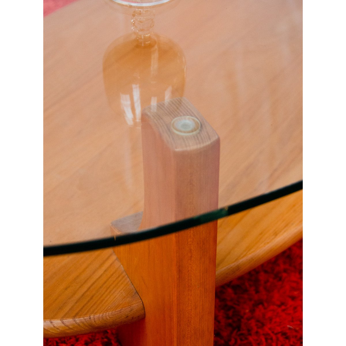 Table basse en pin et verre Donna N°1651 - Bon état bois clair, DEBONGOUT