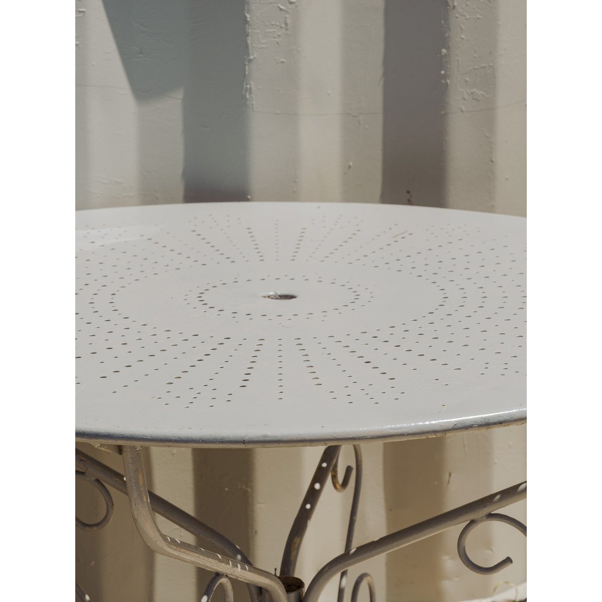Table à manger ronde en métal gris Romy N°1426 - Bon état gris, DEBONGOUT