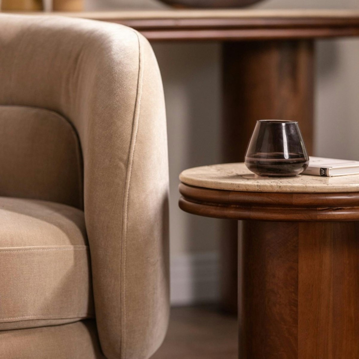 Canapé en velours marron clair DERBY taupe, PIER IMPORT