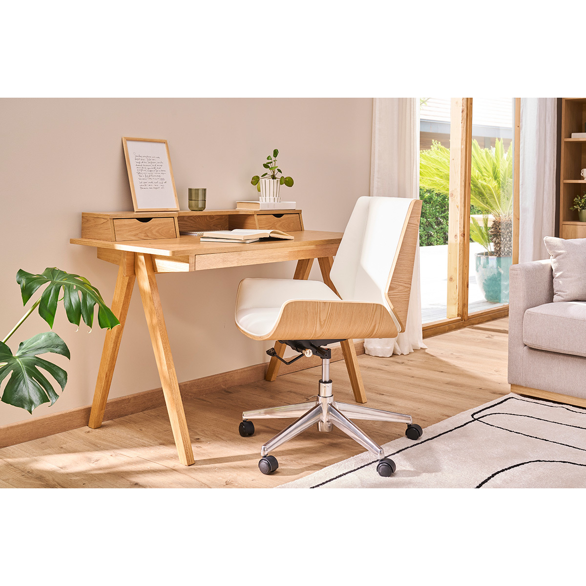 Chaise de bureau à roulettes design en tissu effet velours texturé beige, bois foncé et acier chromé CURVED gris clair, MILIBOO