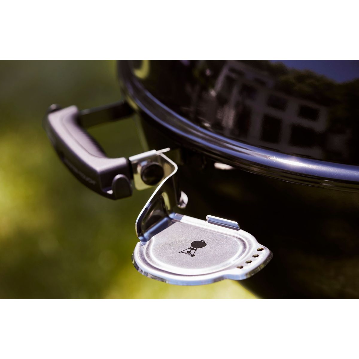 Barbecue charbon master-touch GBS premium E-5775 black sur pied 57 cm + grill GBS en fonte noir, WEBER