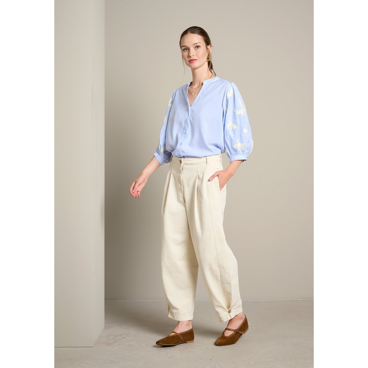 Chemise à manches brodées bleu pastel, LOLALIZA