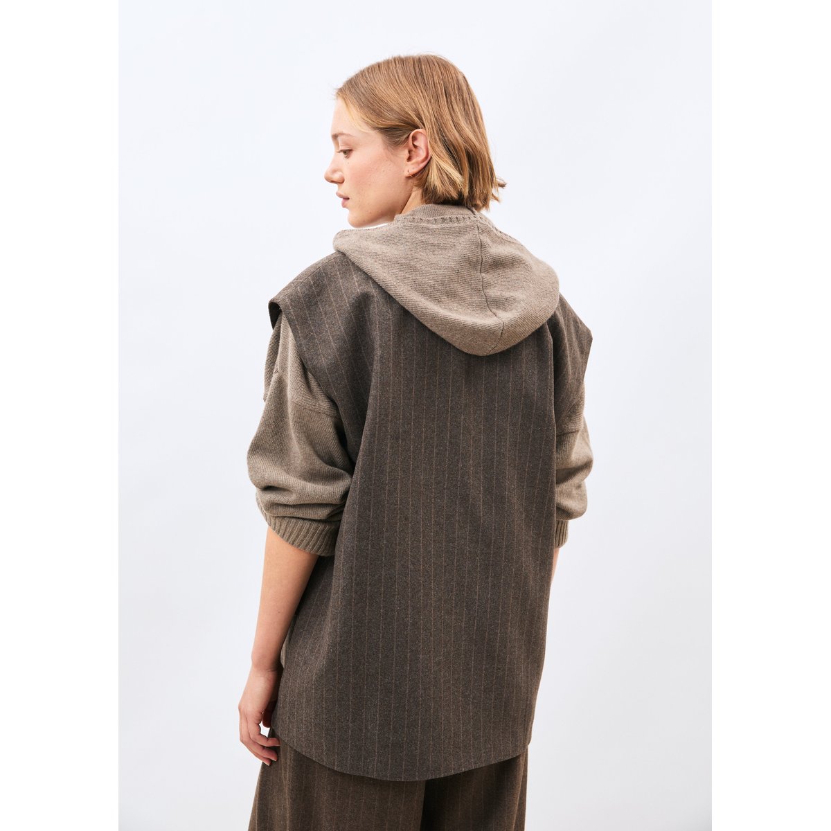 Veste tailleur en flanelle rayée sans manches taupe, HUMILITY