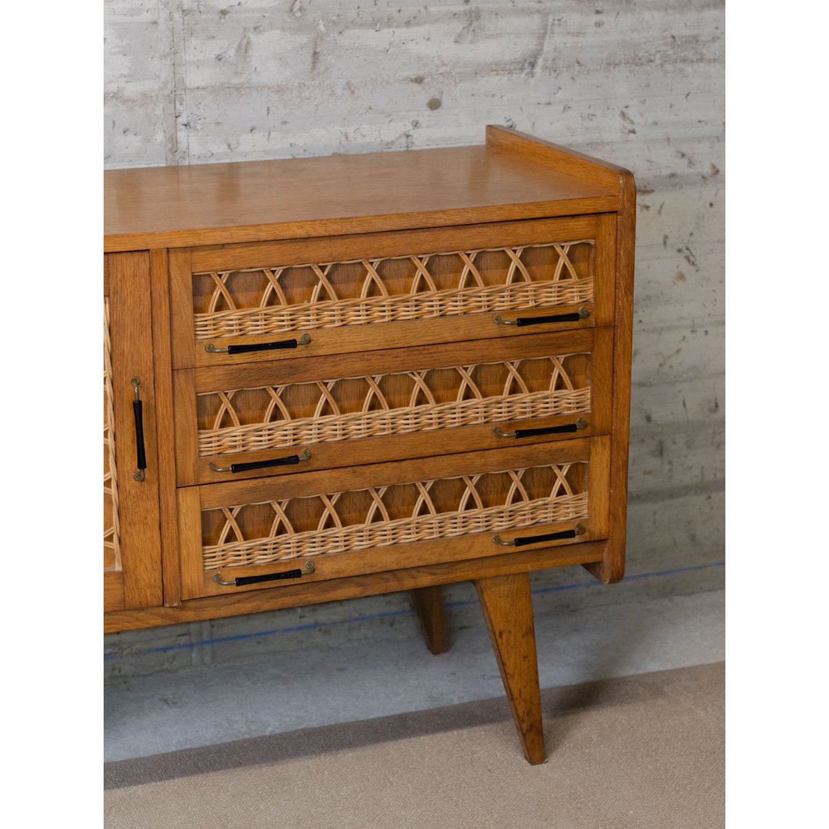 Buffet en bois et rotin Gilbert N°1608 - Bon état bois foncé, DEBONGOUT