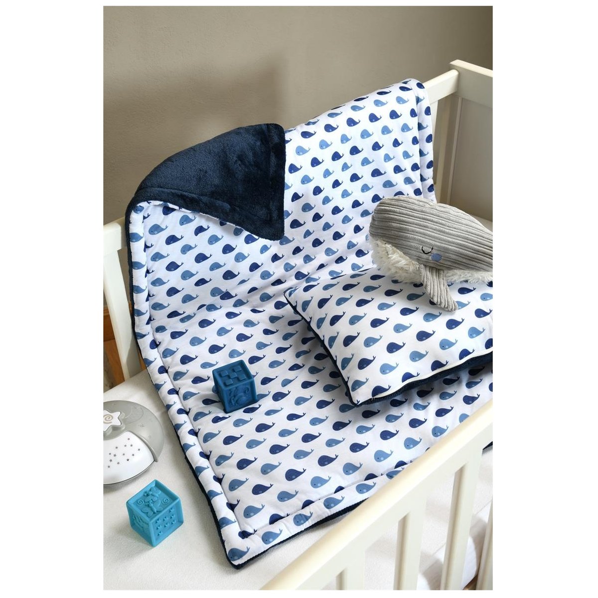 Coussin Wally petite baleine bleu, EDEN