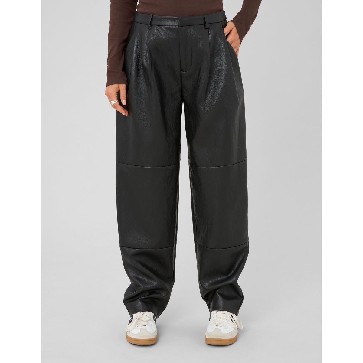 Pantalon en tissu enduit à pinces noir, BZB