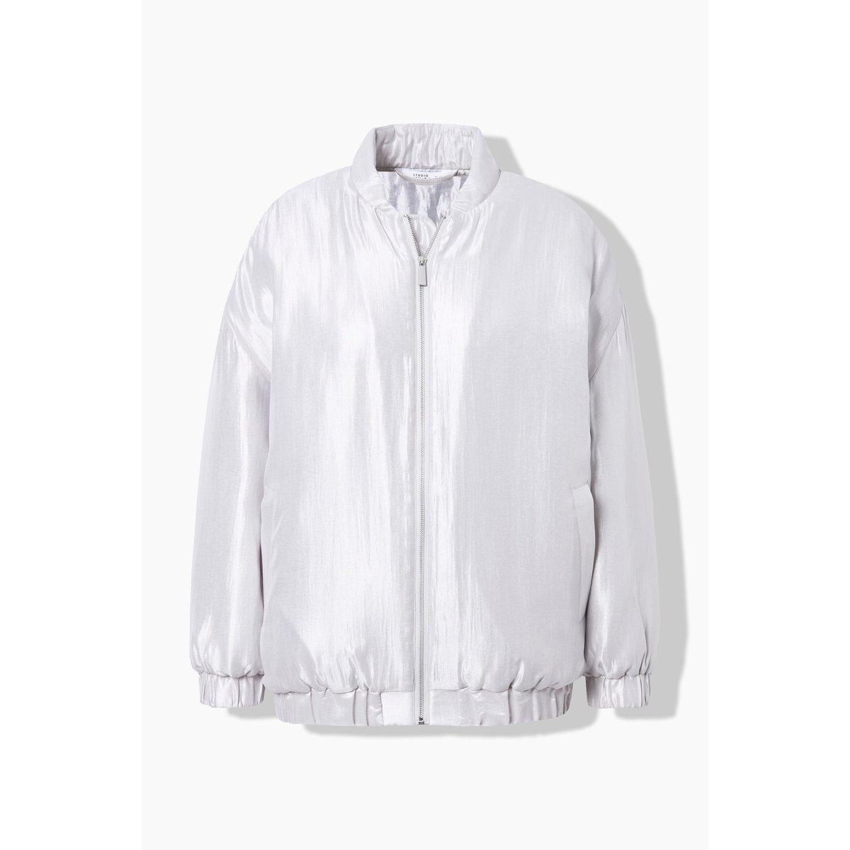 Blouson oversize. Matière brillante argent, STUDIO UNTOLD