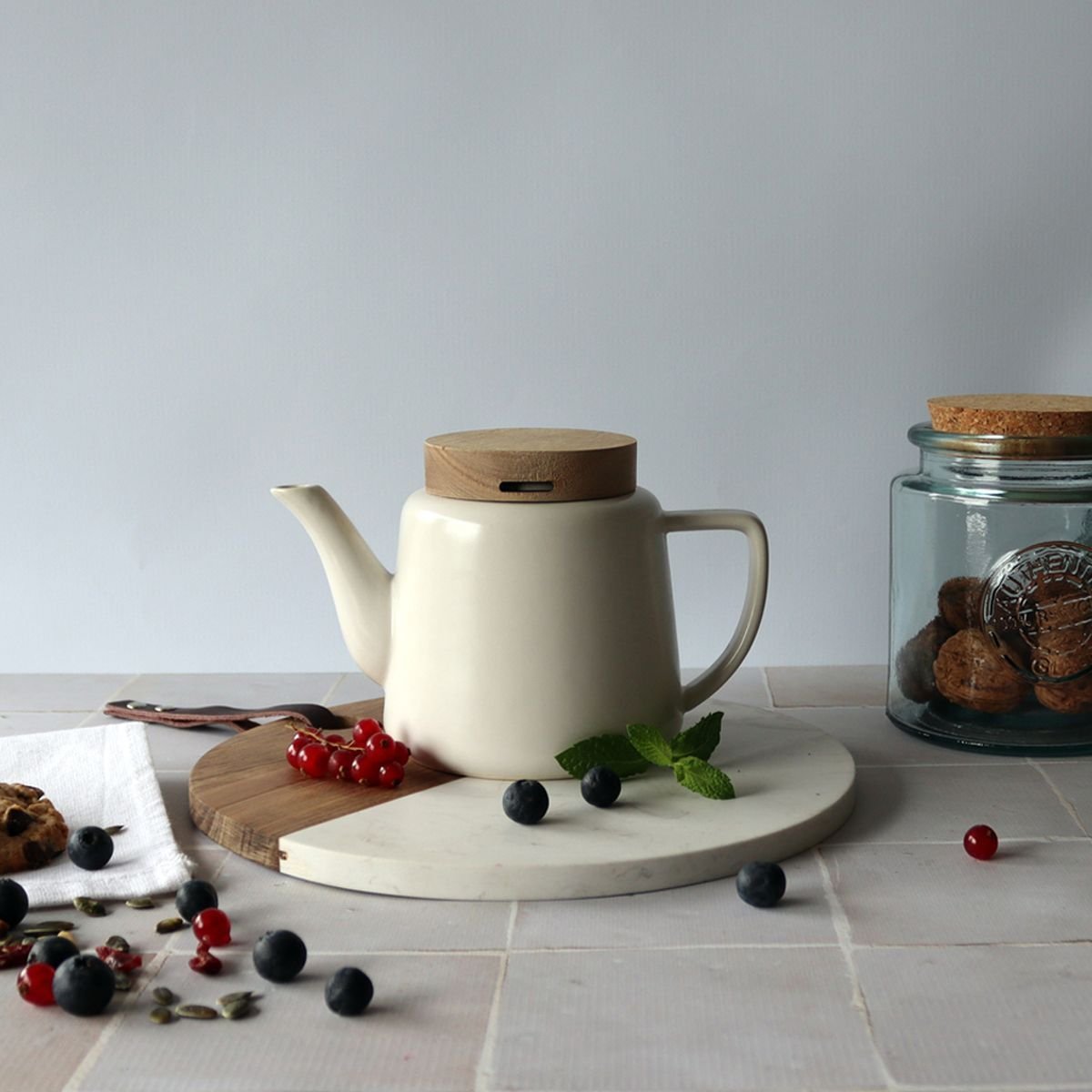 Théière en porcelaine avec couvercle en bois 680ml, ENZO blanc-naturel, OGO LIVING