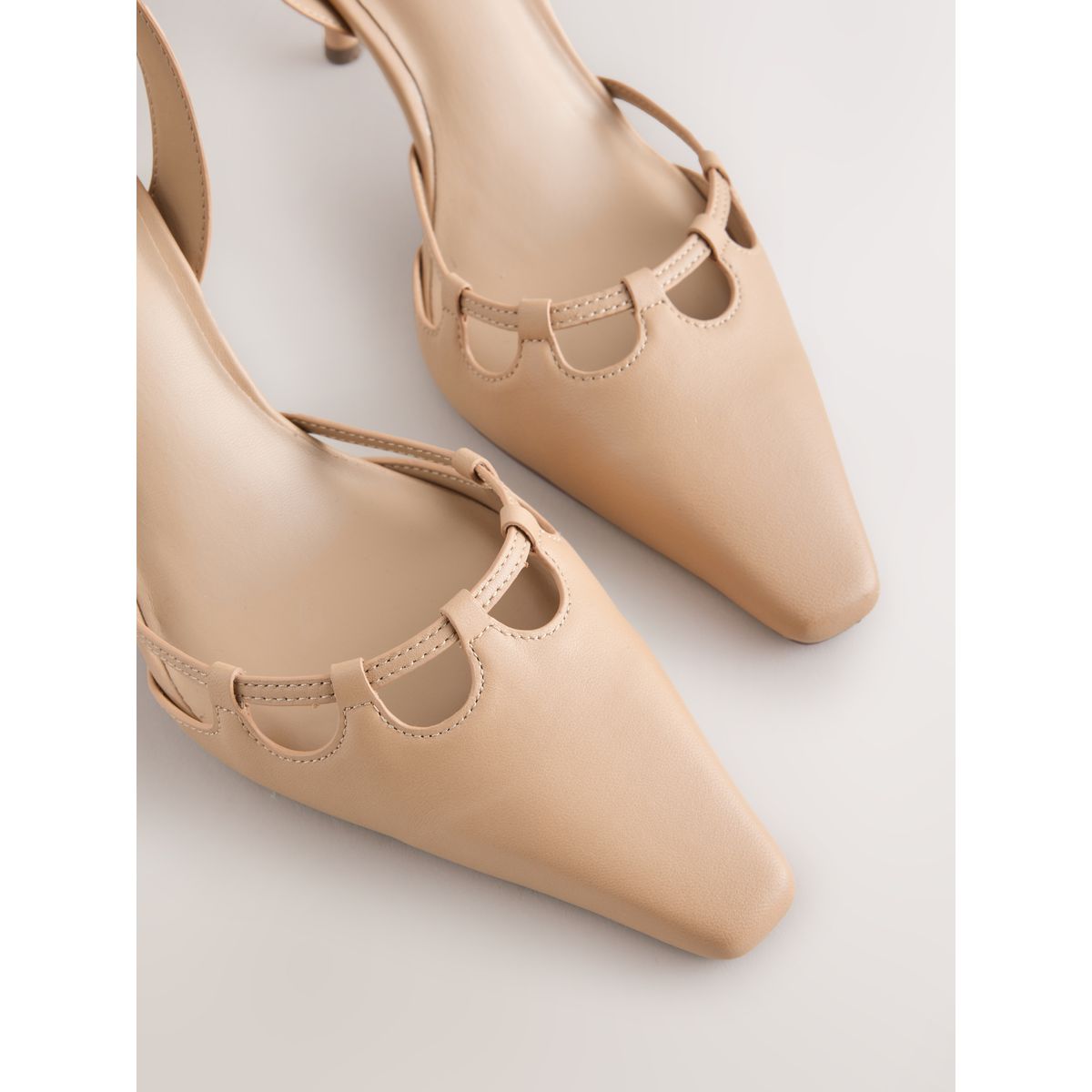 Chaussures à talons/bride arrière/découpes camel, NEXT