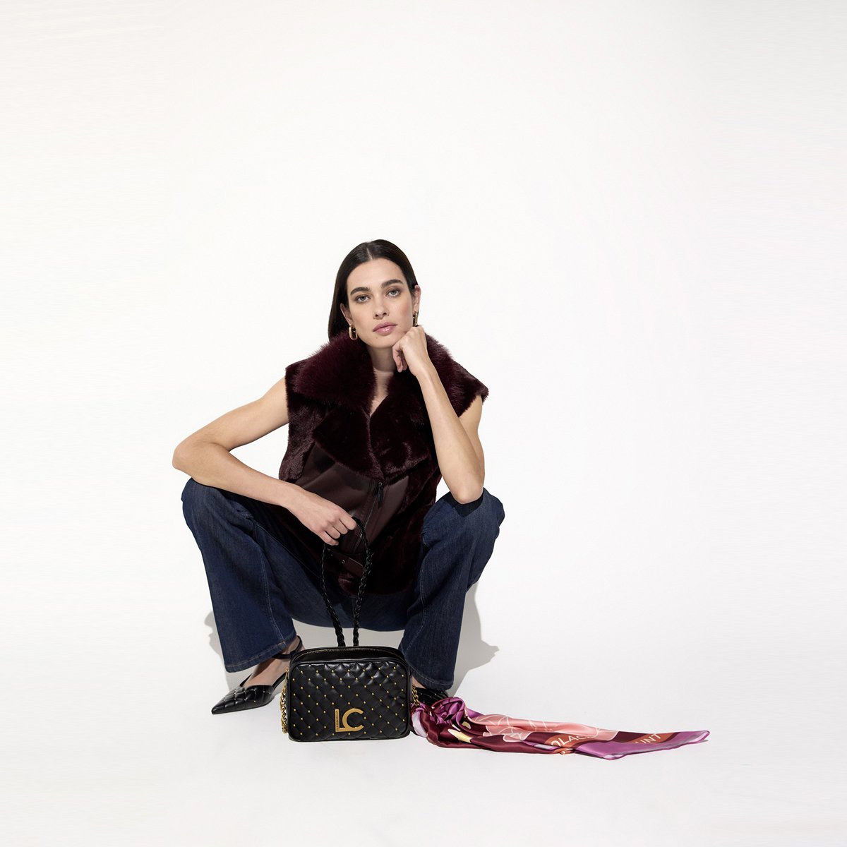 Sac bandoulière matelassé à clous et logo métallique noir, LOLA CASADEMUNT