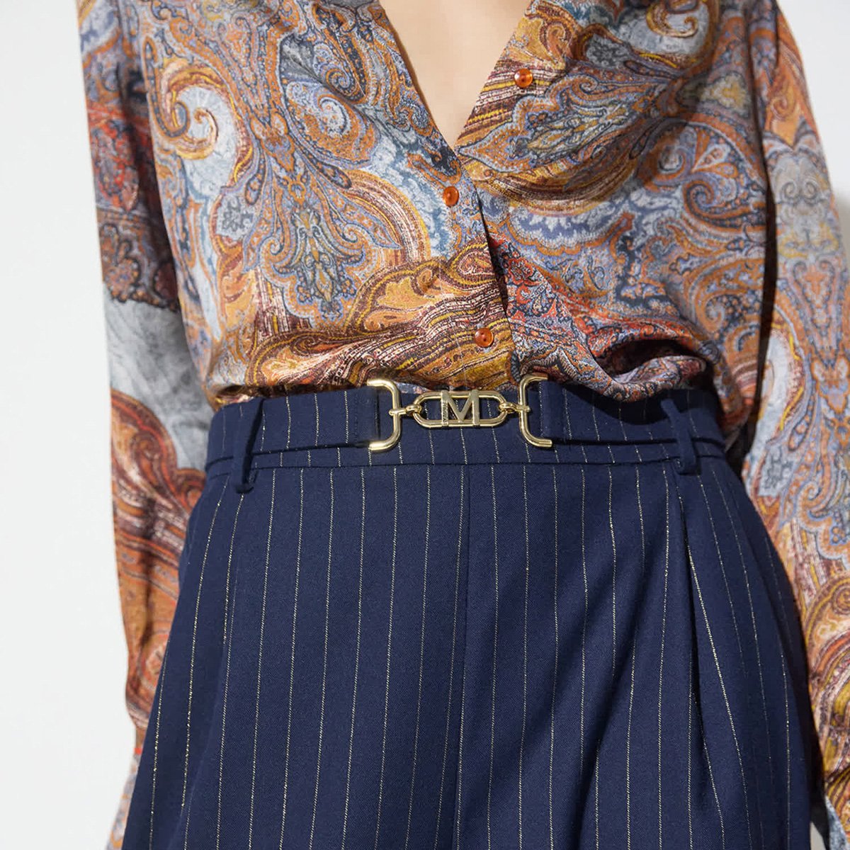 Pantalon palazzo à fines rayures et boucle ceinture bleu nuit, LOLA CASADEMUNT