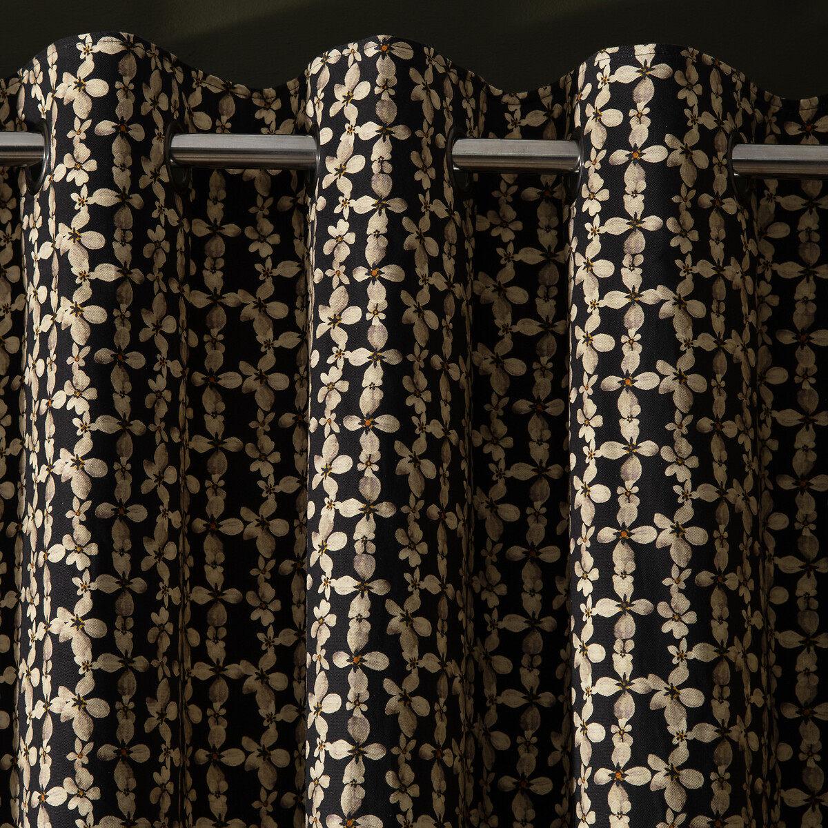 Midnight Daisy Eyelet Curtains black, ROCKETT ST GEORGE
