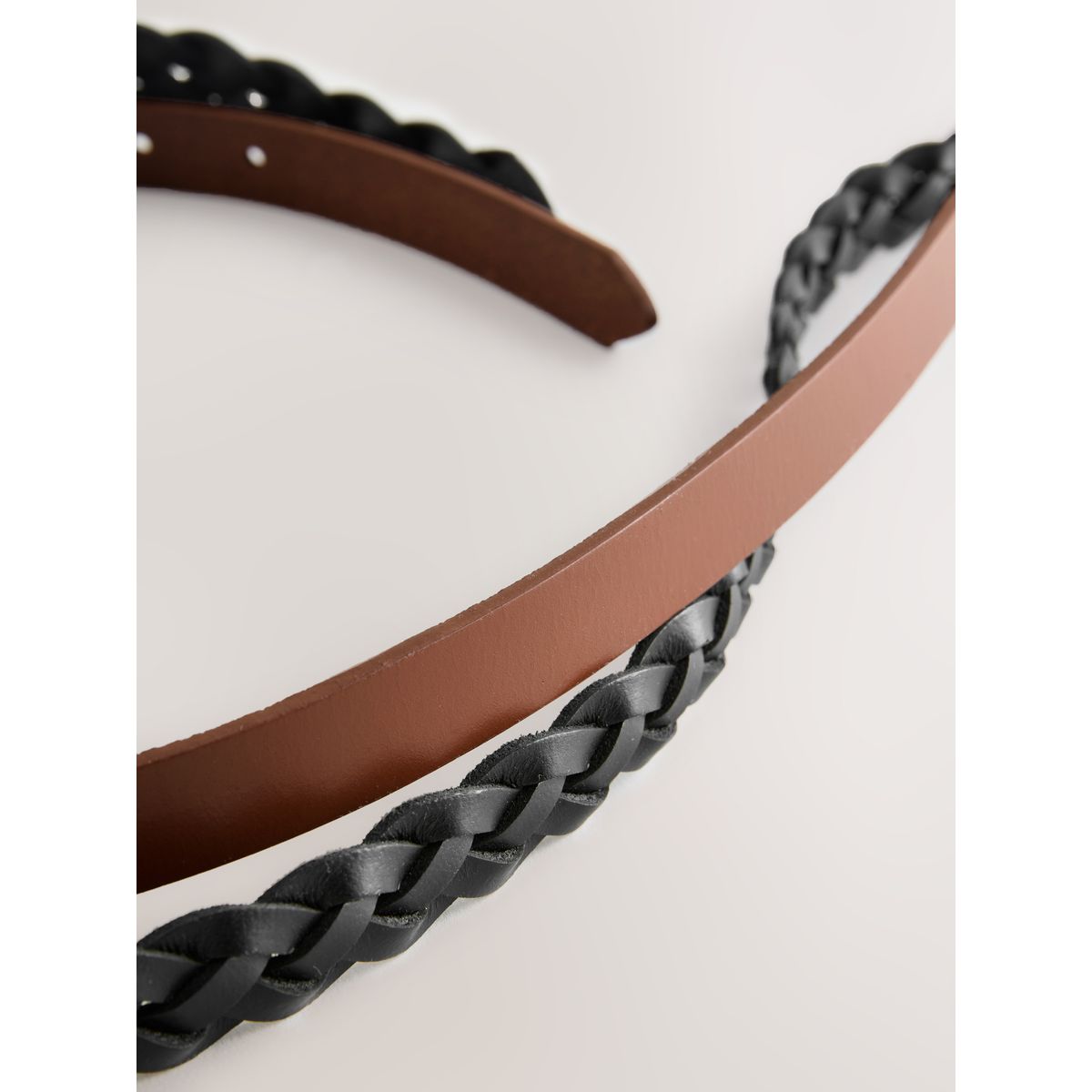 Ceinture fine en cuir effet tressé, lot de 2 noir uni/beige, NEXT