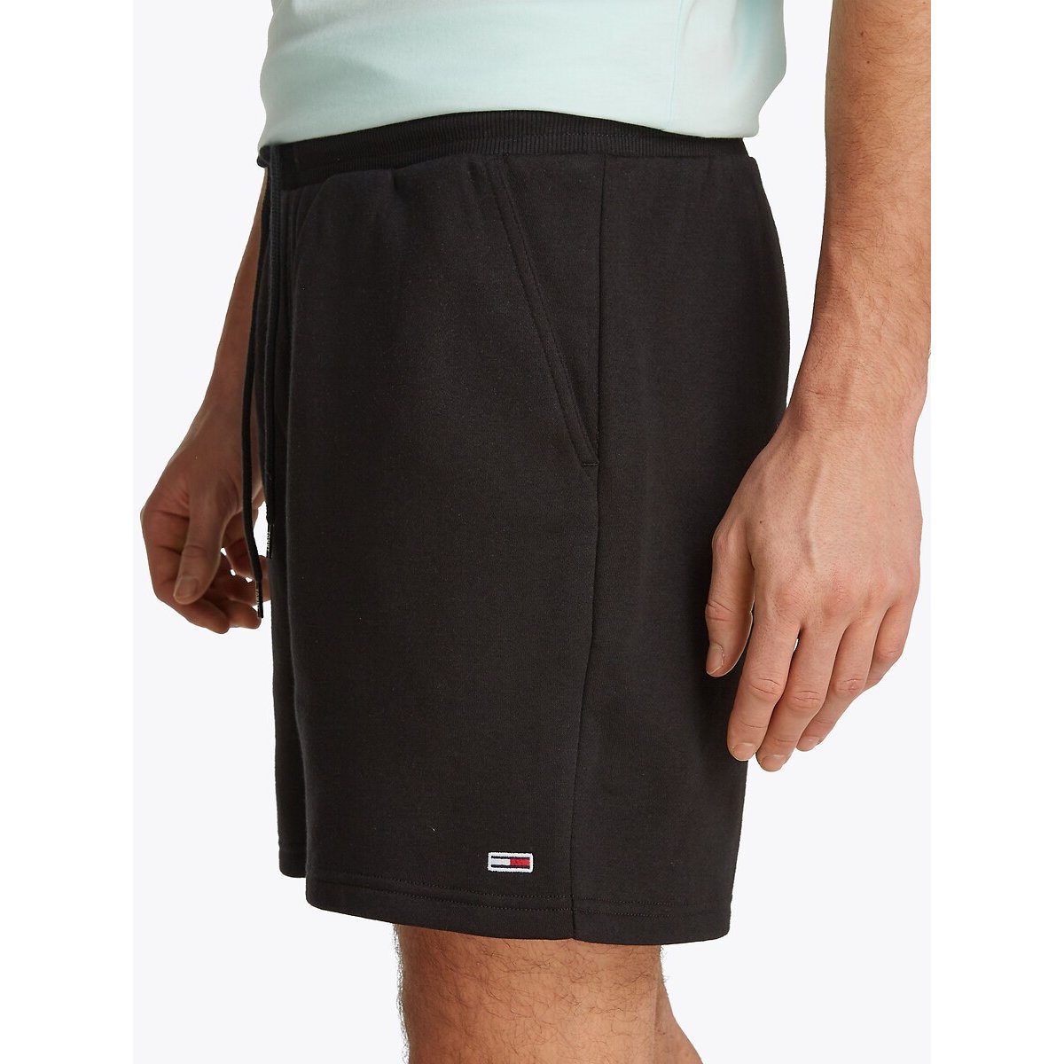 Pantaloncini taglio standard con stemma della bandiera nero , TOMMY JEANS