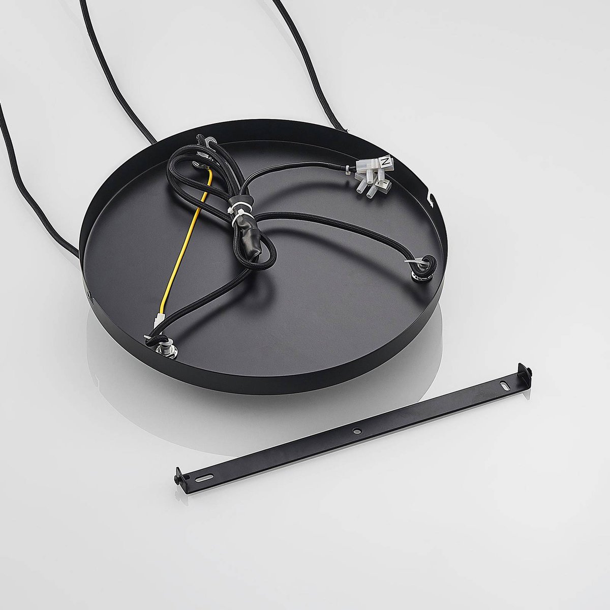 Suspension en métal design, Colten noir mat, or, LINDBY