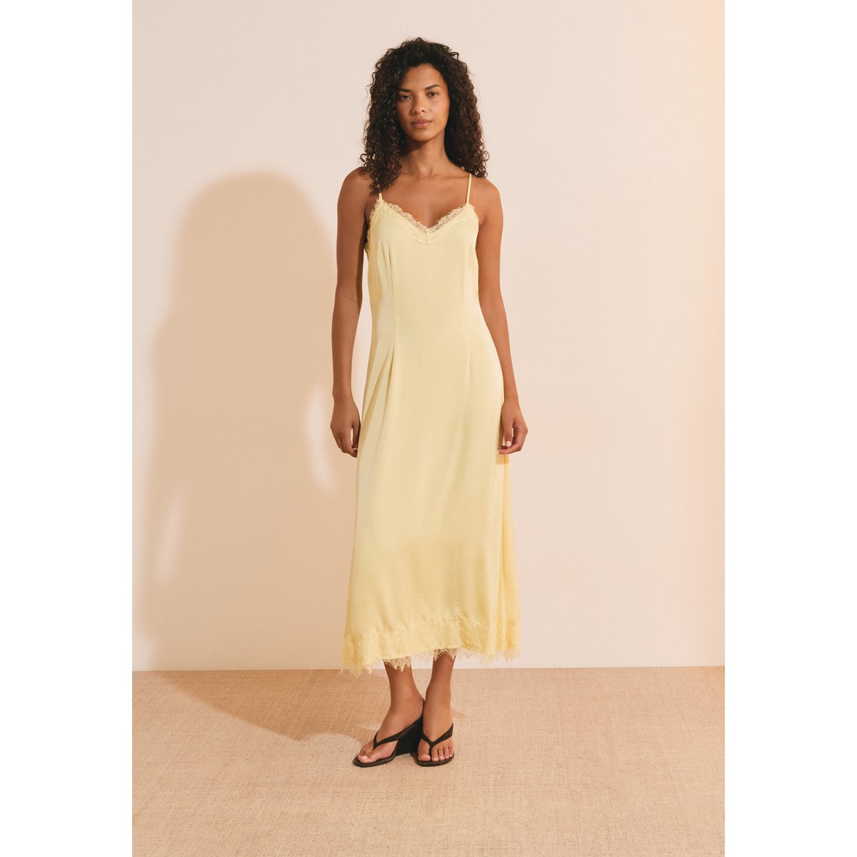 Robe longue à bretelles avec détails dentelle HELENE jaune pale, ETAM