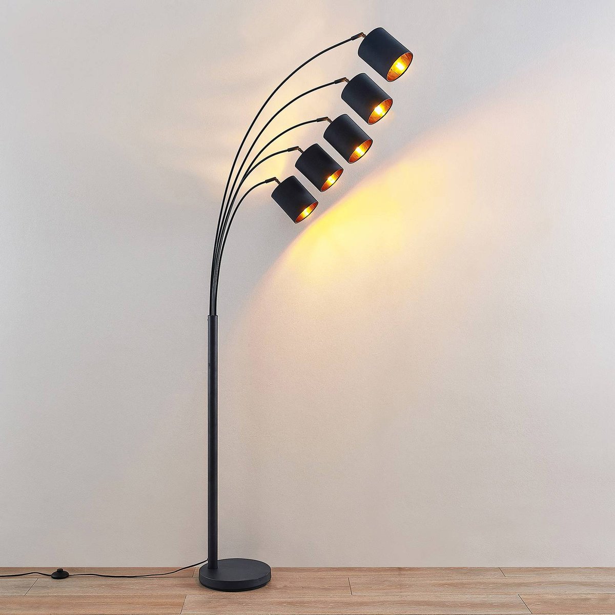 Lampadaire en métal moderne, Abiram noir, or, LINDBY