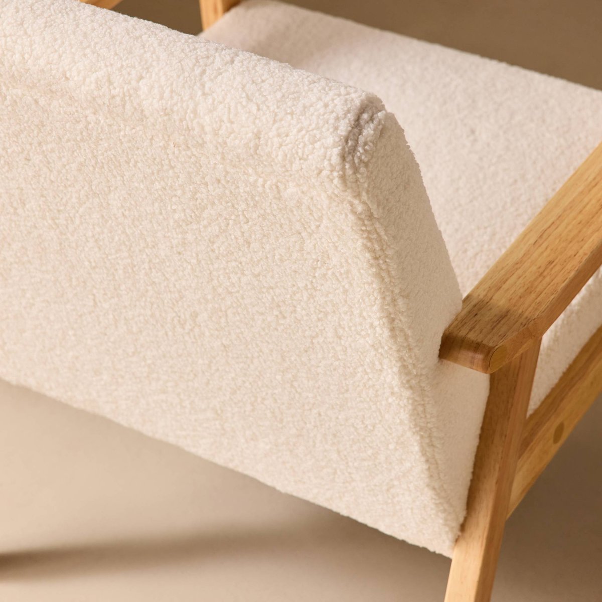 Fauteuil scandinave bois de peuplier, d'hévéa et bouclette ISAK crème, SWEEEK
