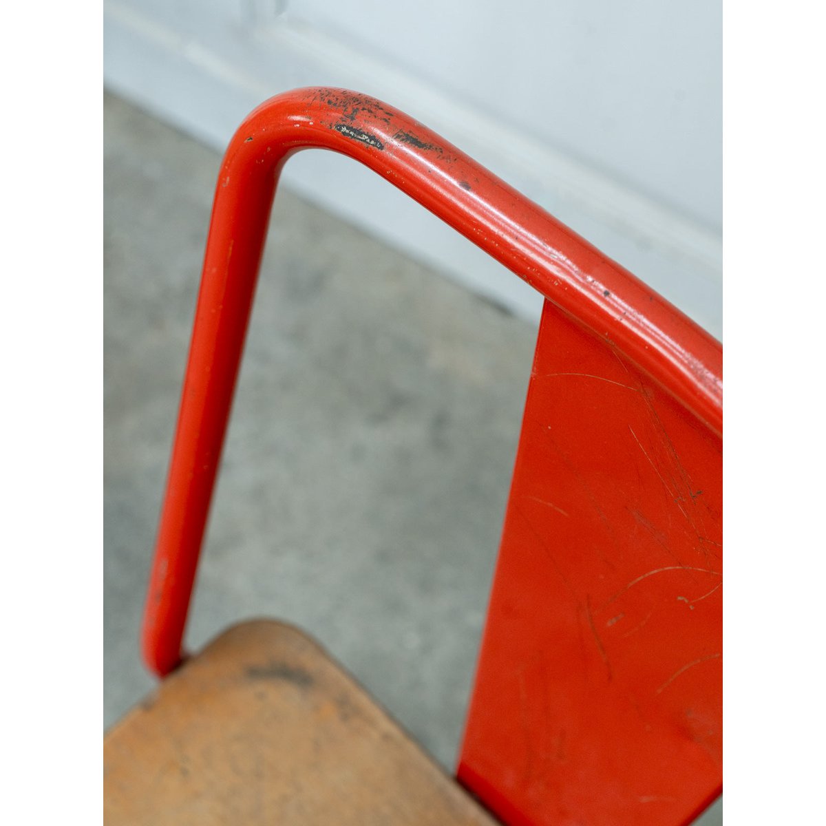 Paire de chaises chevet Tolix en métal rouge et bois Alma N°1707 - Bon état rouge, DEBONGOUT