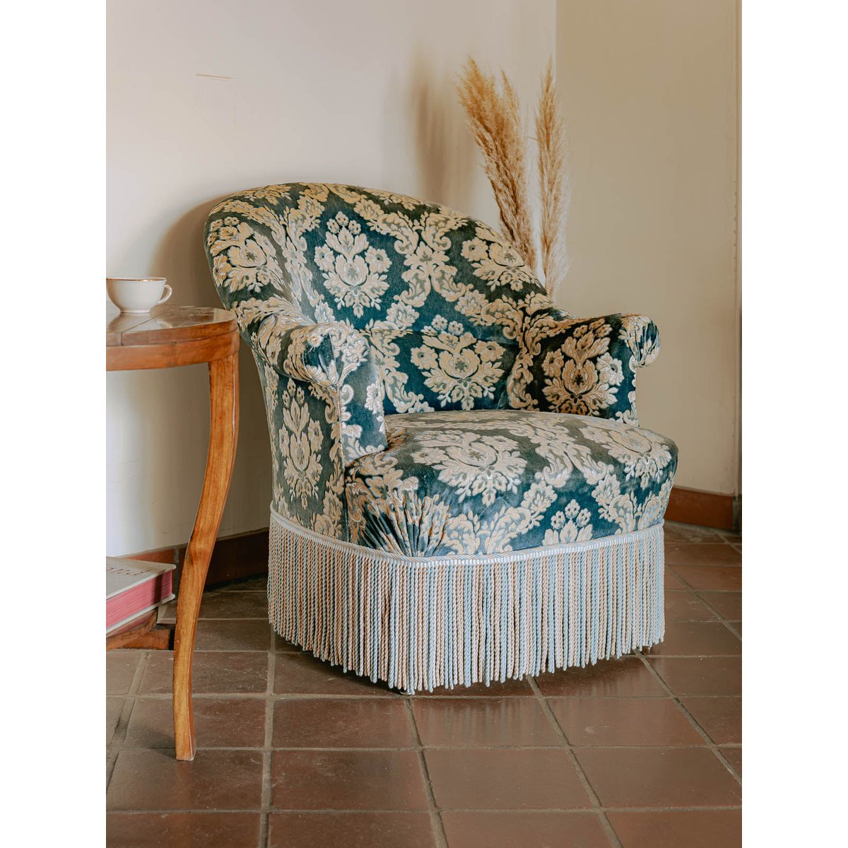 Fauteuil crapaud tapissé bleu à motifs et franges Ernest N°1095 - Bon état bleu, DEBONGOUT