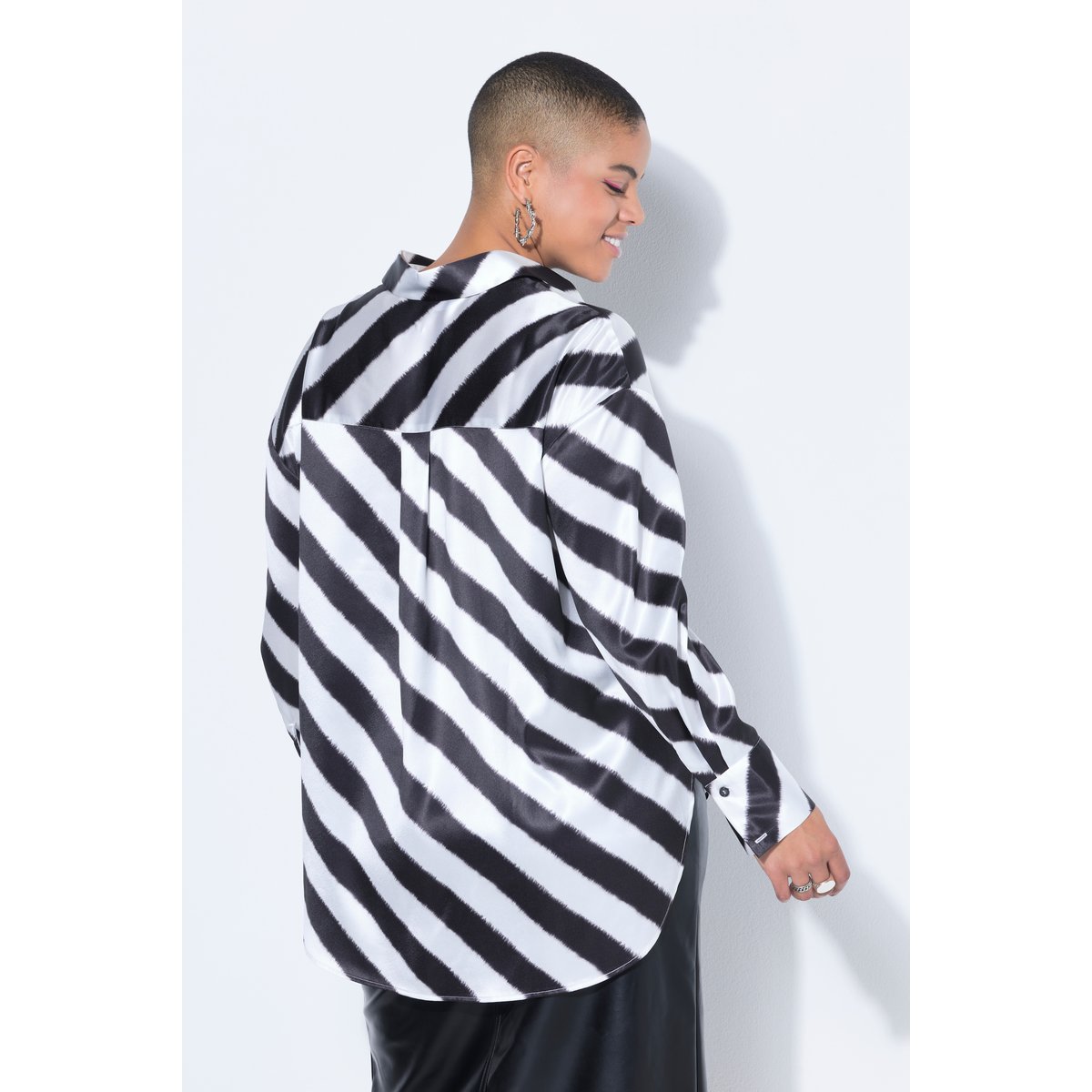 Chemisier oversize en satin, à rayures noir, STUDIO UNTOLD