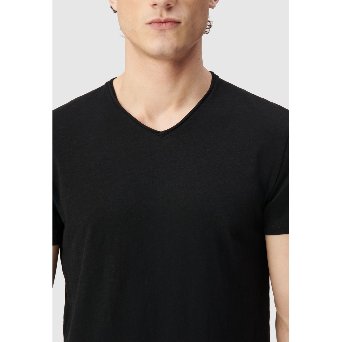 Tee-shirt col V L'Essentiel noir, IKKS