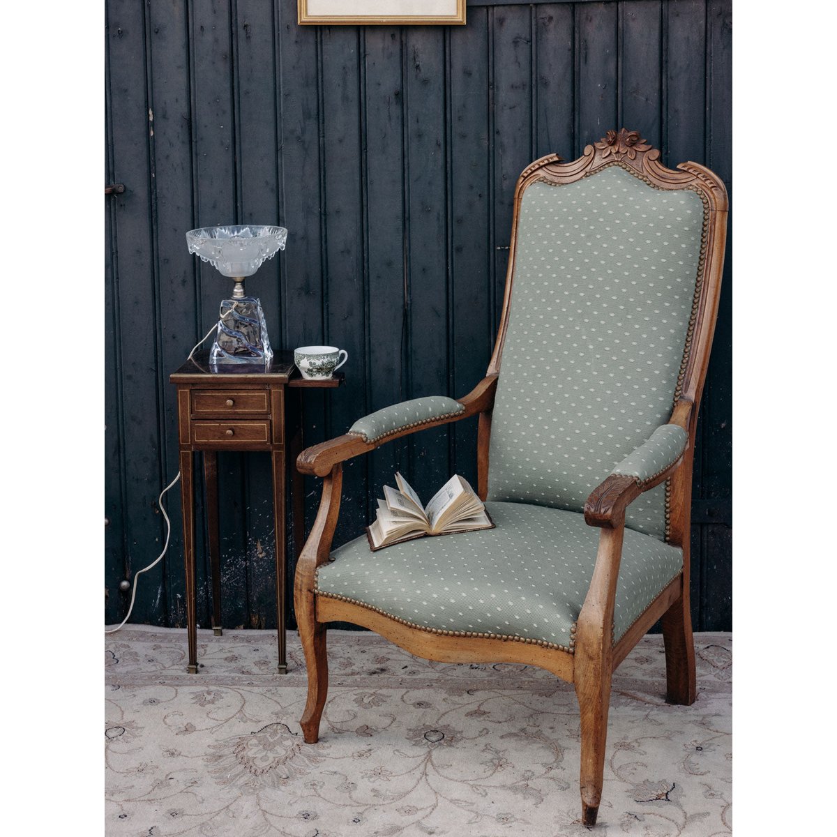 Fauteuil Voltaire confortable Ernest N°1558 - Bon état bois clair, DEBONGOUT