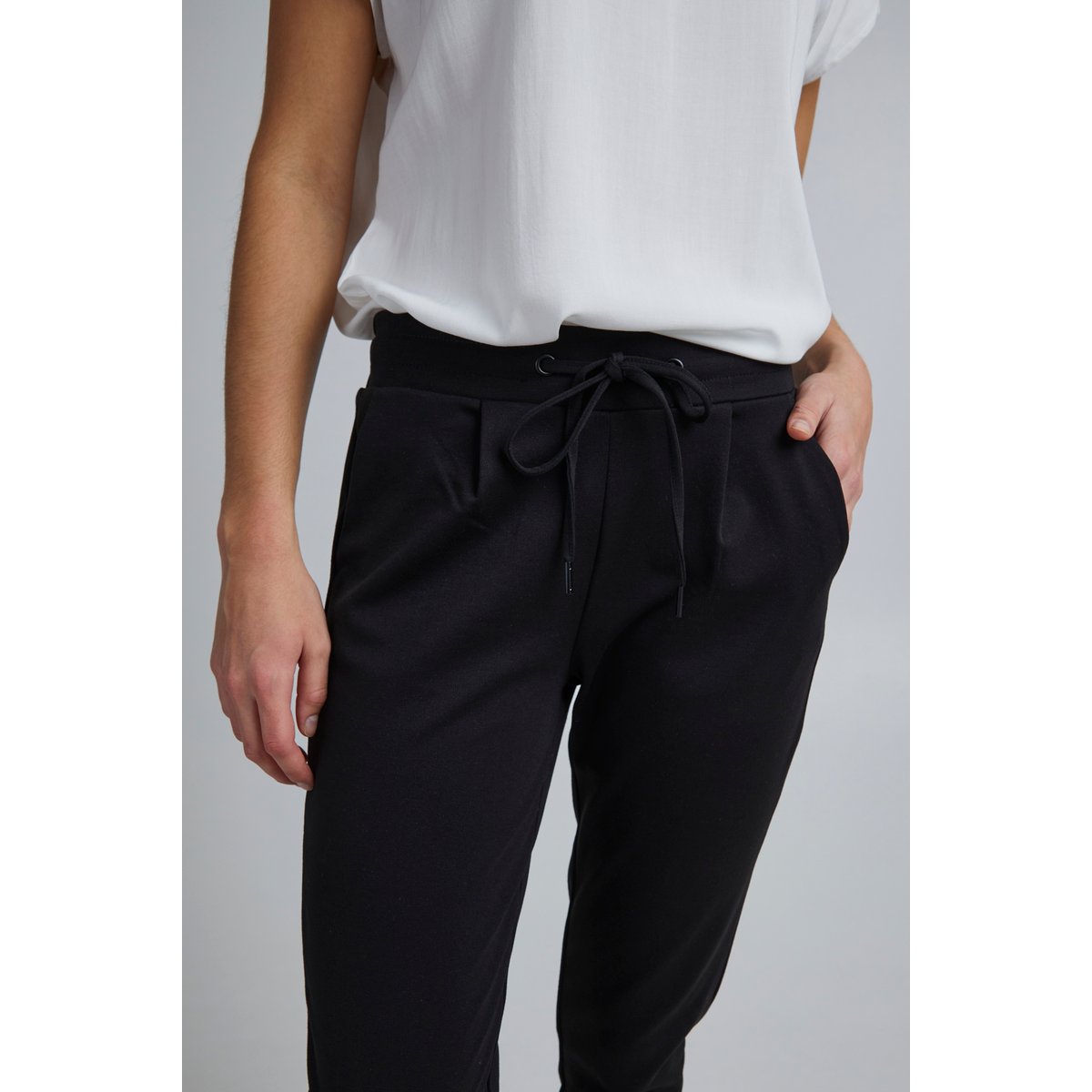 Pantalon coupe droite, longueur cheville, taille élastiquée noir, ICHI