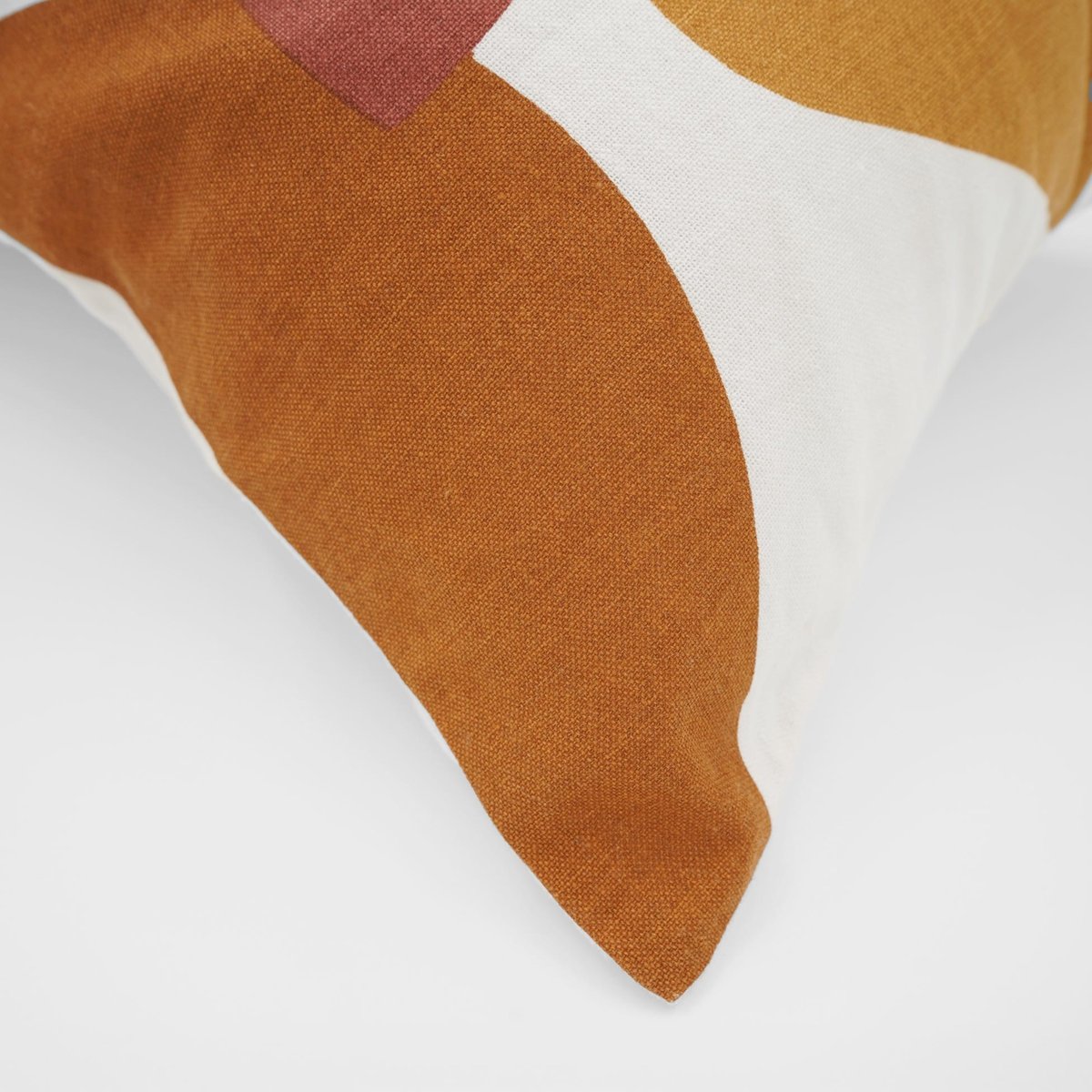 Coussin décoratif rectangulaire en polycoton imprimé géométrique marron, DOUCEUR D'INTÉRIEUR