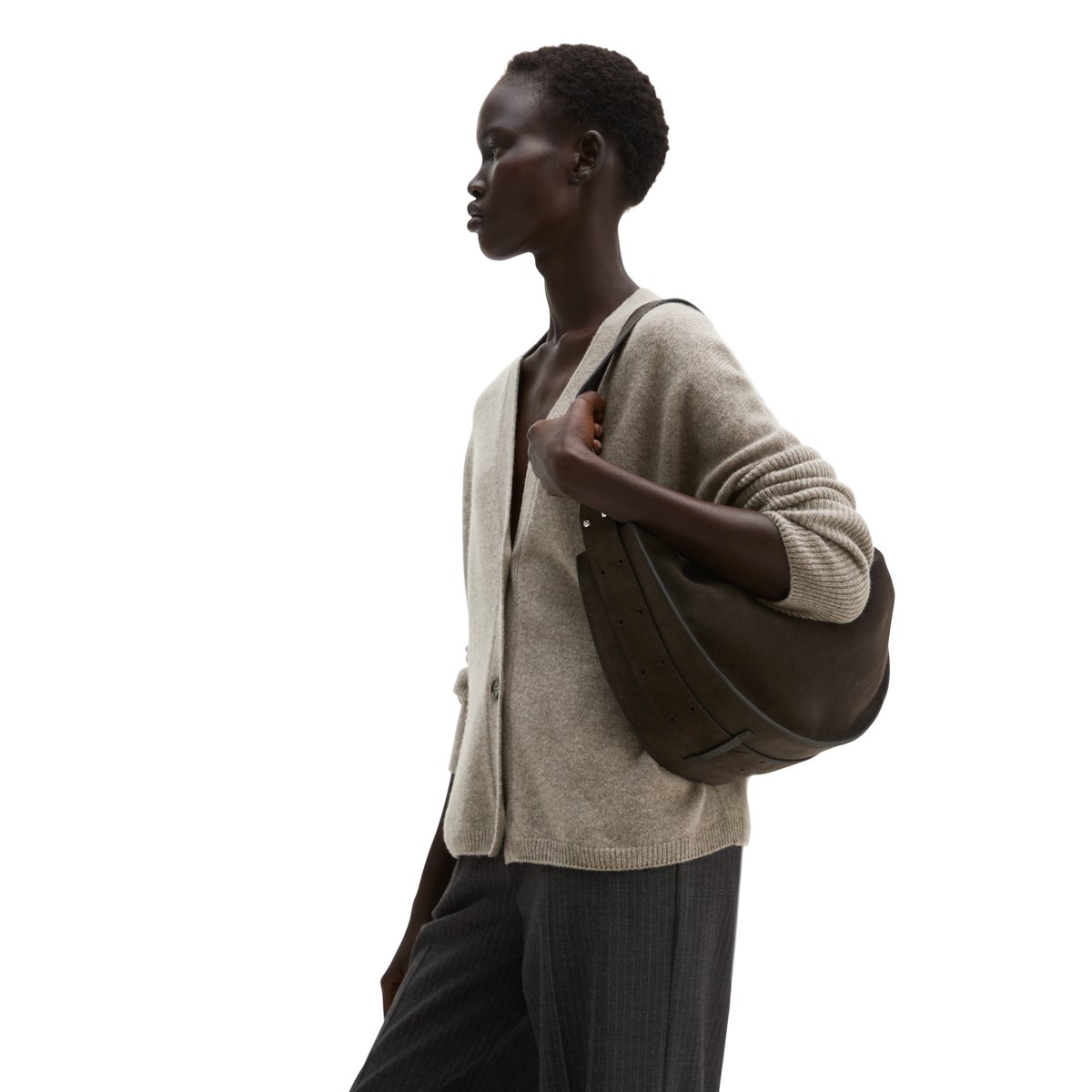 Sac à bandoulière modèle Aamu large en cuir velours souple marron foncé, MARC O'POLO