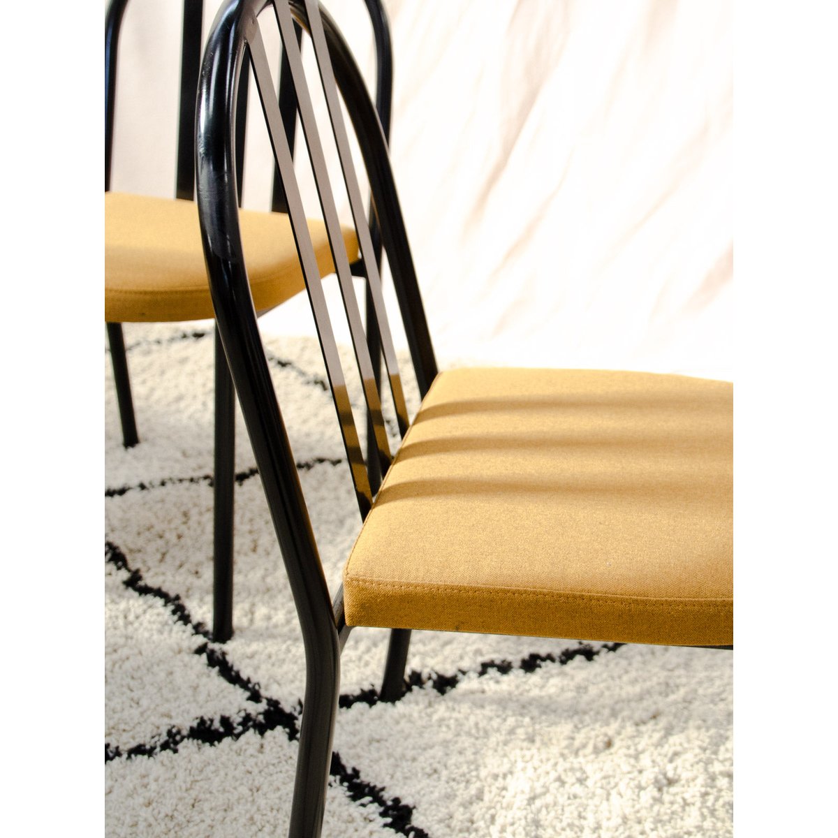 Lot de 4 chaises en métal noir et tissu Alma N°2137 - Bon état noir, DEBONGOUT